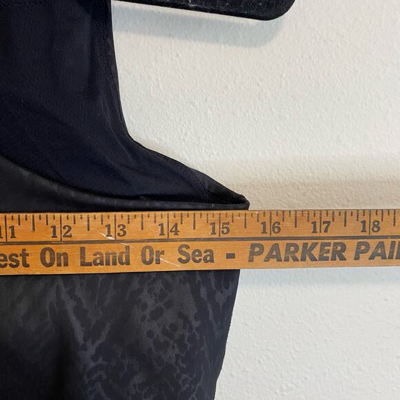 ATHLETA Women's Tank Top Conscious Embossed Crop Shelf Bra Black Size Large - Picture 6 of 6